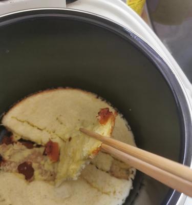 电饭煲煮饭糊底解决方法（教你轻松应对电饭煲煮饭糊底情况）